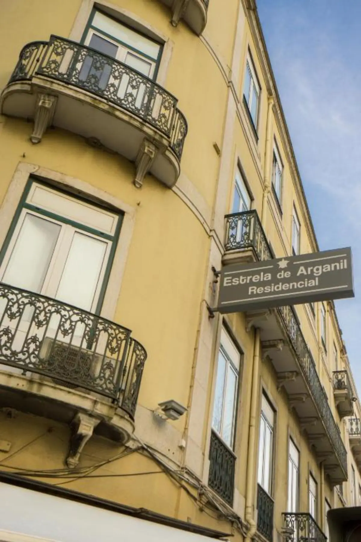 Fachada do Estrela de Arganil com varandas clássicas de Lisboa